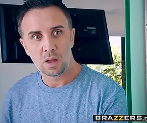 Brazzers - Mommy Got Boobs - Tipping The Driver scene starr