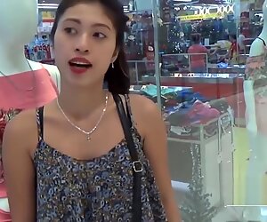 Phillipinne slut este sedusă la mall-ul local să vină acasă pentru acțiune fierbinte