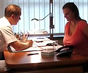 Mollige frau wird im interviu von einem neuen chef gefickt