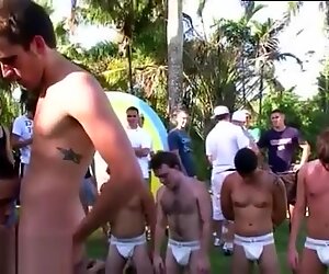 多毛老男同性从咕咕它的晚会时间兄弟!所以这周我们