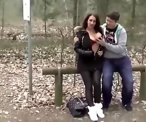 Glucklicher Nerd Mit Kleinem Schwanz, Der Versucht, Vollbusiges Teen Zu Ficken