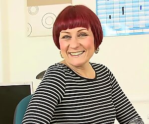 Milf în vârstă de 45 de ani, Penny Brooks, își arată excitat pasarica
